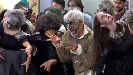 Así fue el Flashmob de "Thriller" en la estación de tren de Hamburgo por el día de los muertos