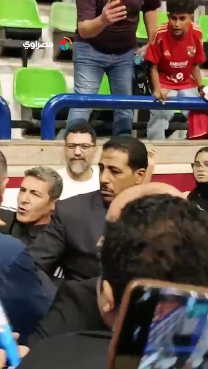 أعضاء الجمعية العمومية للأهلي يحتشدون حول محمود الخطيب عند مغادرته مركز الاقتراع بالانتخابات