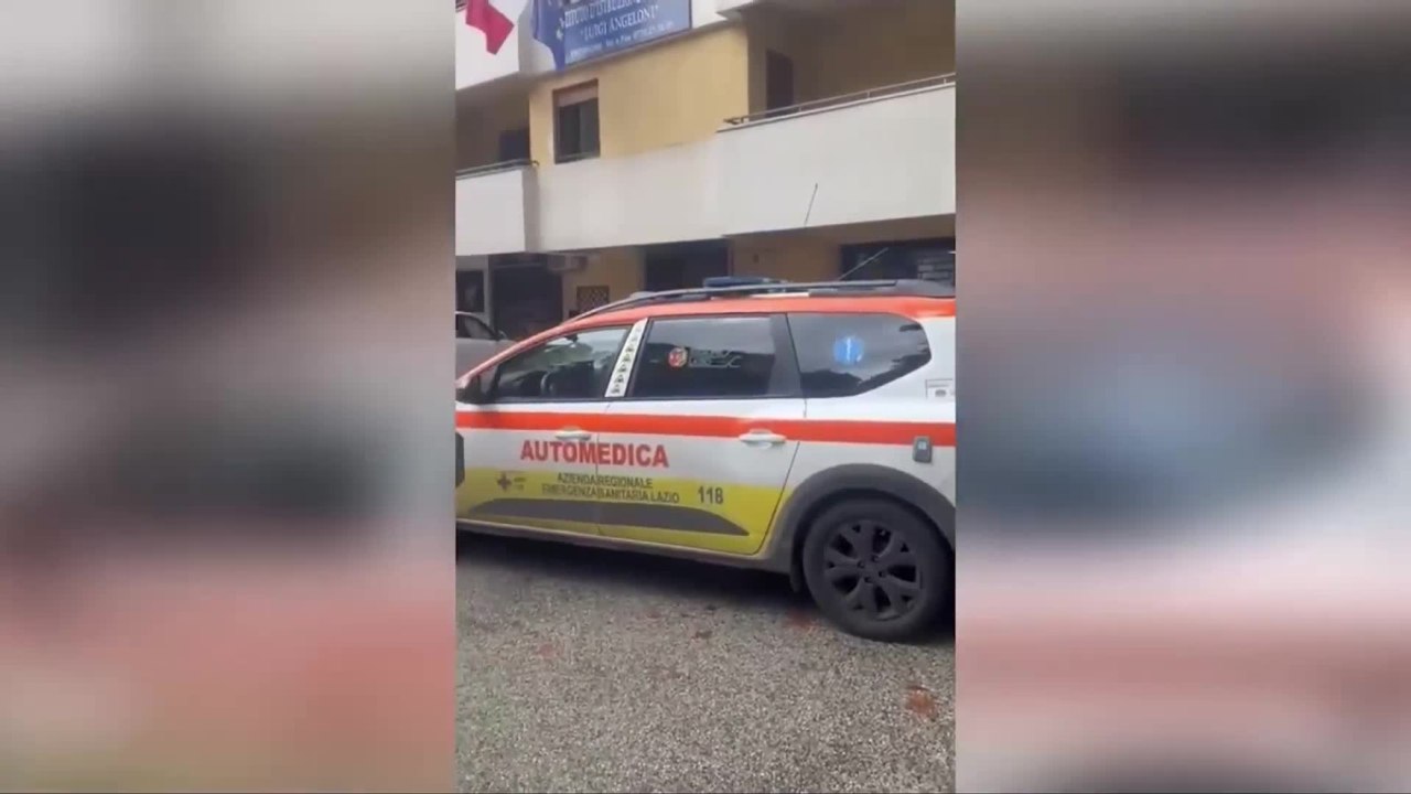 Frosinone, studenti incappucciati lanciano una busta contenente urina contro un collaboratore scolastico: scuola evacuata. Valditara: «Fare presto piena luce»
