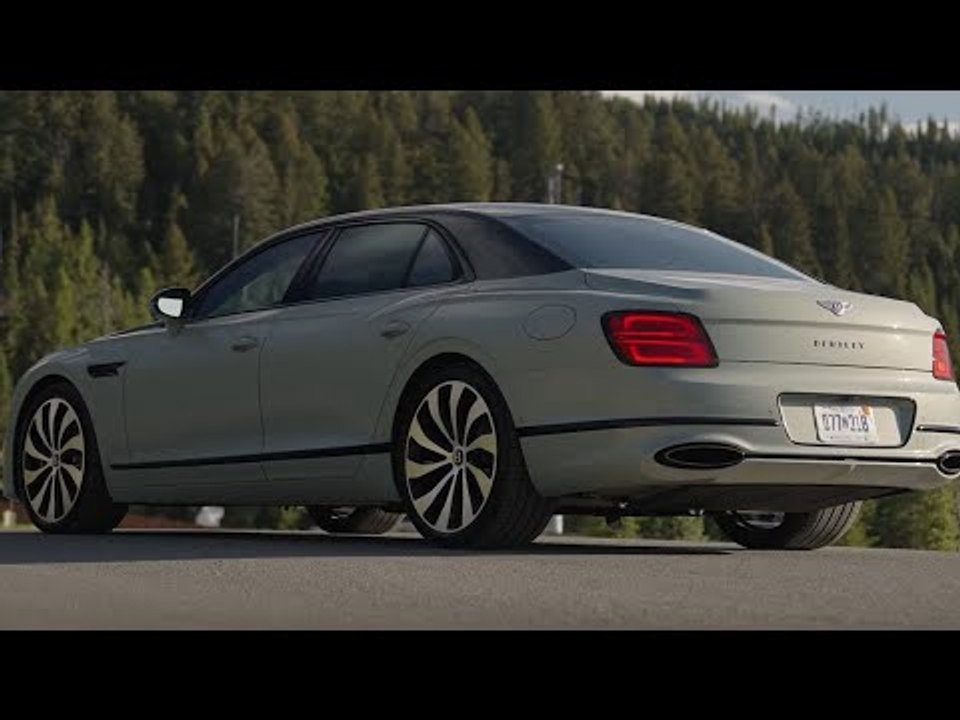 2025 Bentley Flying Spur in Cumbrian Green Over Opalite mit 782 PS