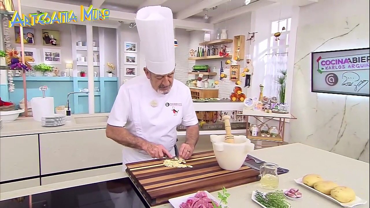 Karlos Arguiñano con mortero de mármol de Macael, fabricado por Artesanía Muro