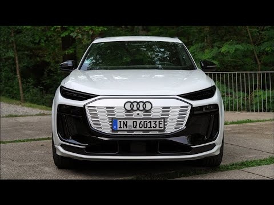 Audi sq6 e-tron 2025 elektro-suv in plasma blue, glacier white & daytona grey