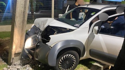Jovem fica ferida após carro bater em poste em Apucarana