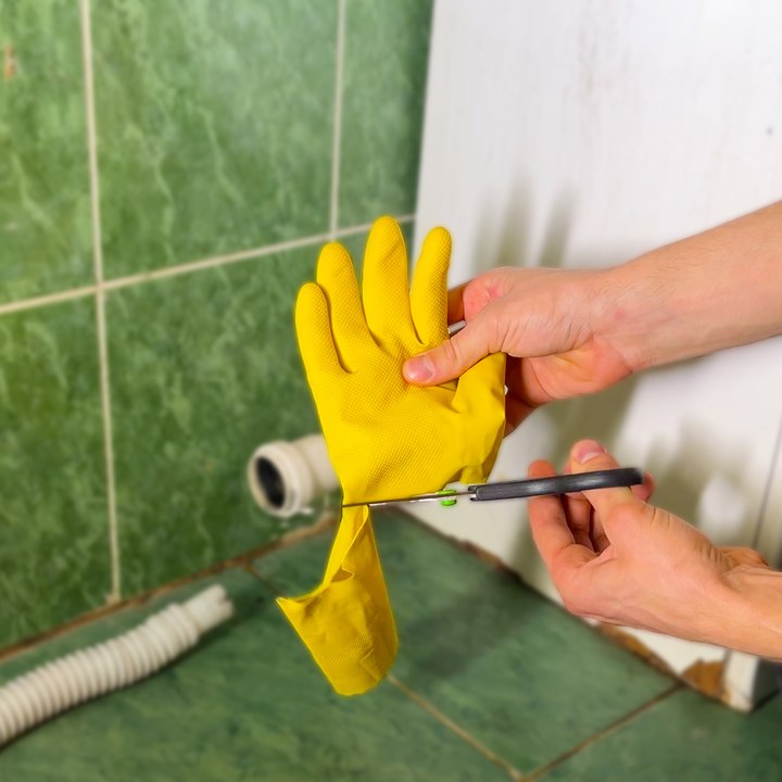 Clever pipe fix for leaking