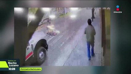 Graban momento en que una camioneta de valores casi arrolla a una familia en CDMX