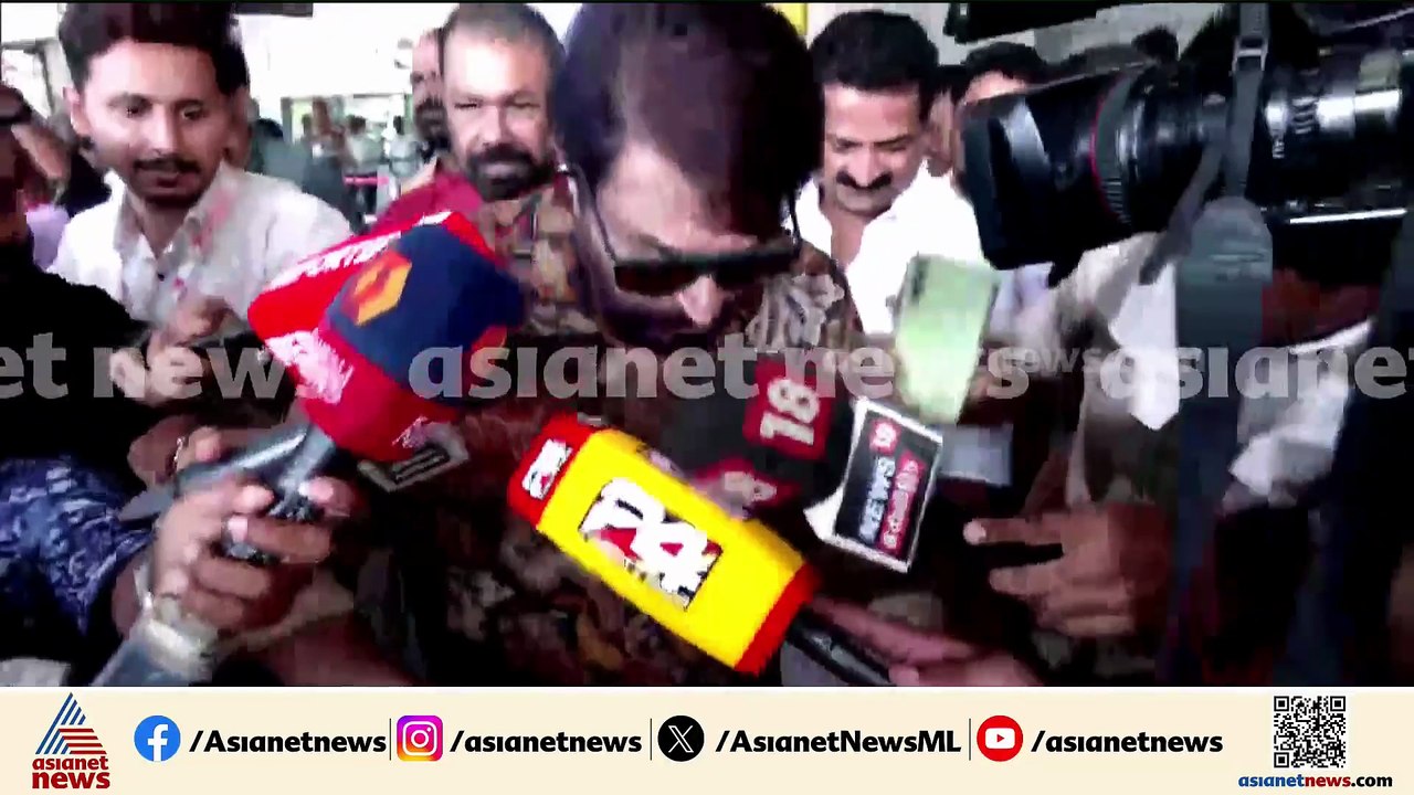 സ്റ്റൈലിഷ് ലുക്കിൽ മെഗാ സ്റ്റാർ തിരുവനന്തപുരത്ത്; സ്വീകരിച്ച് മന്ത്രി വി ശിവൻകുട്ടി