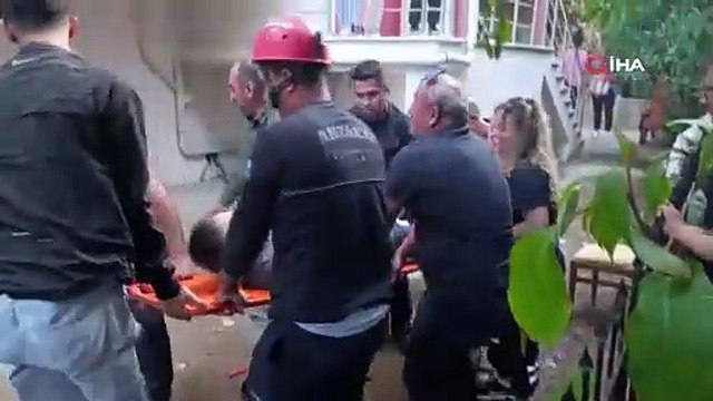 Bacağına saplanan korkuluk demiri ile hastaneye kaldırıldı