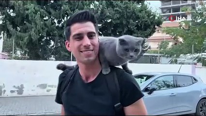 Görenler dönüp bir daha bakıyor! Her gün omzunda onunla geziyor