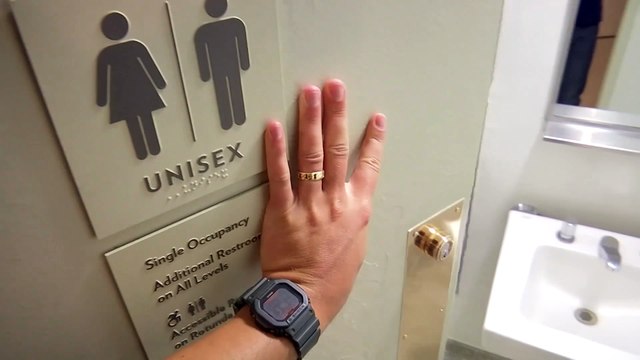 La toilette d'oro torna all'asta: base d'asta di 10 milioni di dollari