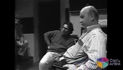 Ahmet Kaya boğazda çay içerken bir Sovyet gemisi geçer ve Turuncu gemi şarkısı ortaya çıkar