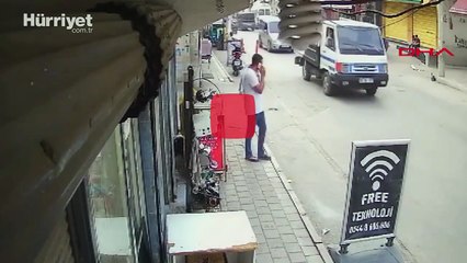 Markete giren otomobilin altında kalmaktan son anda kurtulan yaya: Verilmiş sadakamız varmış!