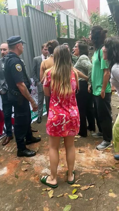 Moradores protestam contra derrubada de árvores no Bosque dos Salesianos, na Lapa