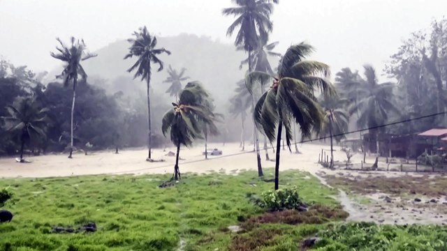 Tufão inunda rodovias e danifica casas na região central das Filipinas