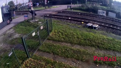 Trem de passageiros colide com caminhão na Holanda