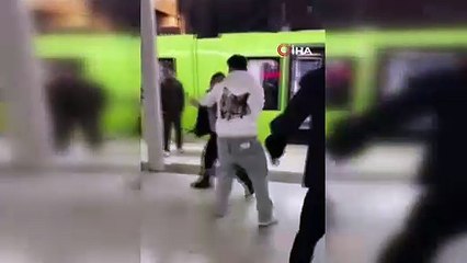Metroda çıkan kavgada yumruklar havada uçuştu, kavgayı izleyen vatandaşlardan bazıları maç seyreder gibi o anları kayda aldı