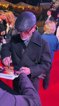 Tcheky Karyo signe des autographes lors du festival Cineroman à Nice, France, le 4 octobre 2025 ©Nihous Alexandre / BESTIMAGE