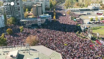 La Serbia ricorda le vittime del crollo in stazione, migliaia a Novi Sad