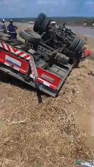 Caminhão tomba e fica de pneus para cima às margens de rodovia no Sertão de Alagoas