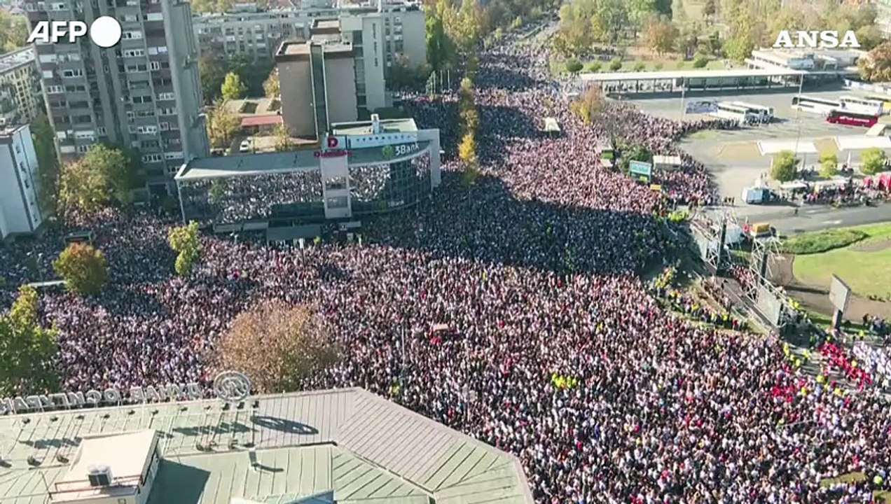 La Serbia ricorda le vittime del crollo in stazione, migliaia a Novi Sad