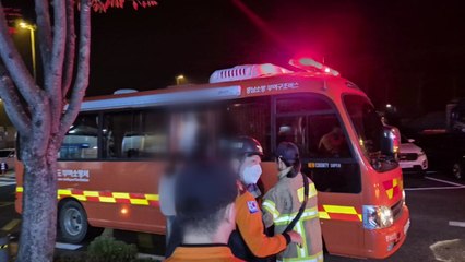 고속도로 달리던 체험학습 버스서 연기...학생 대피 / YTN