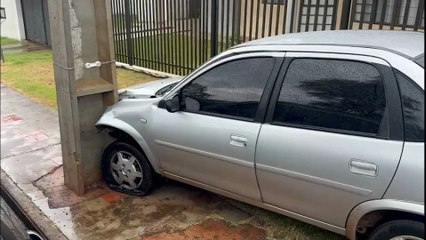 Homem estaciona para tomar cafezinho e carro desce desgovernado até bater em poste no São Cristóvão