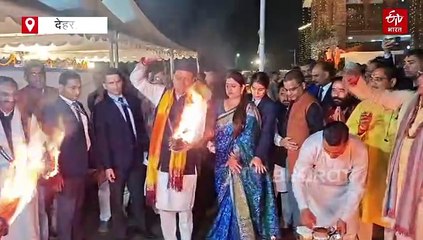 सीएम आवास में इगास पर्व पर दिखाई दी देवभूमि की संस्कृति की झलक, सीएम धामी ने खेला भैलो