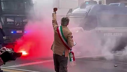 Lacrimogeni contro il corteo per bloccare lo scontro fra i manifestanti