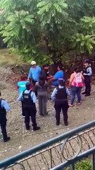Sale a la luz video de la captura de mujer que golpeó a su hija con martillo en Yoro