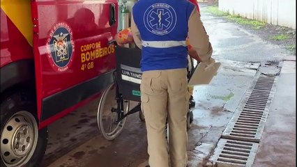 Siate atende mulher após queda de moto em pista molhada no bairro Tropical