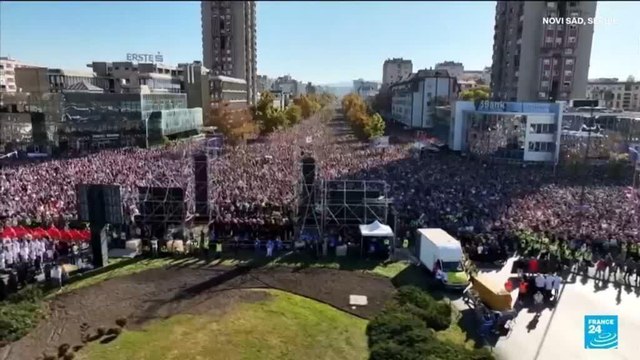En Serbie, des dizaines de milliers de personnes rendent hommage aux victimes de Novi Sad
