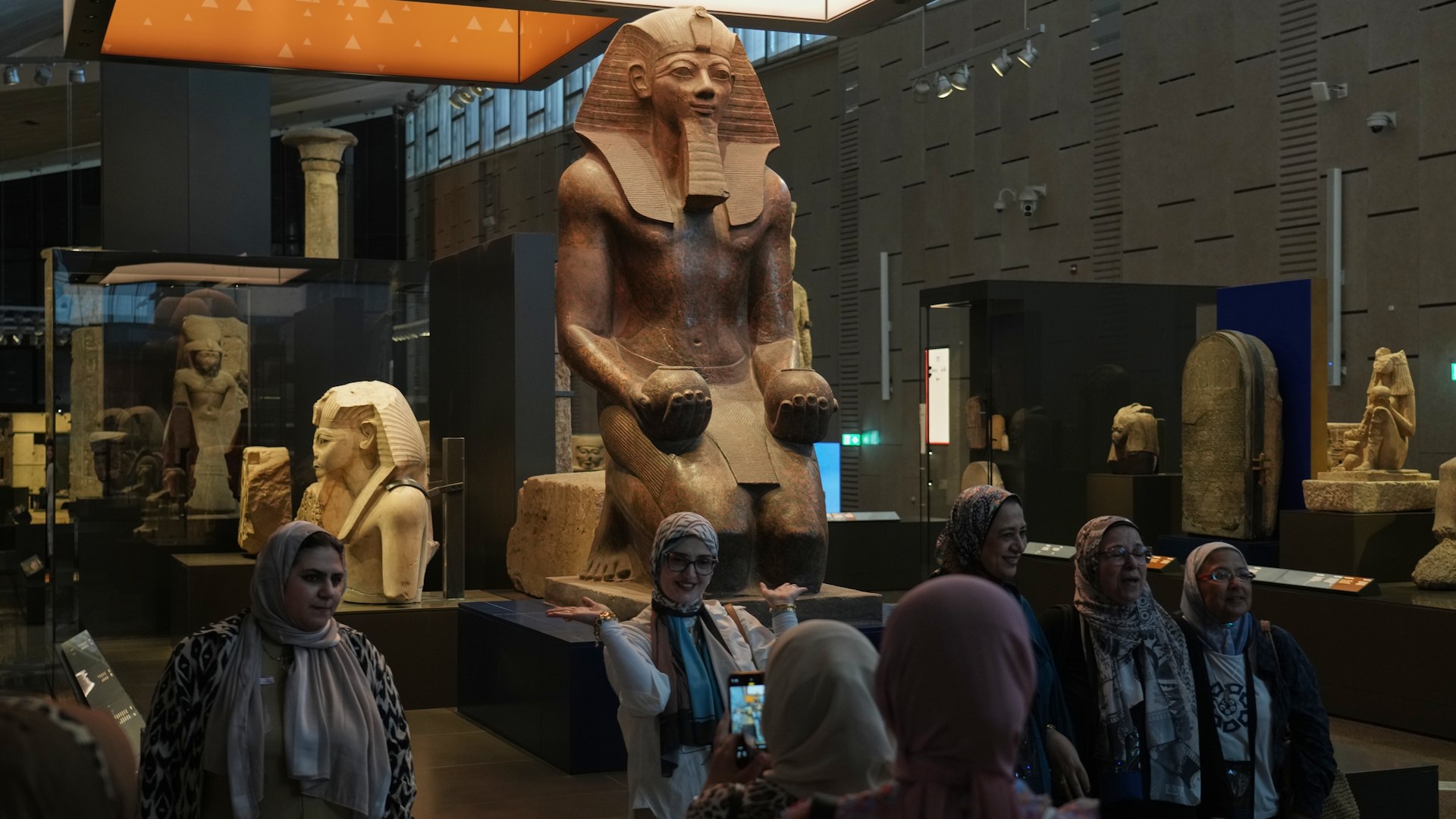 Egipto inaugur� oficialmente este s�bado, 1 de noviembre, su Gran Museo Egipcio (GEM) dedicado a la civilizaci�n fara�nica en una grandilocuente y esperada ceremonia en El Cairo. El evento, pospuesto en varias ocasiones debido al contexto regional, la Primavera �rabe y la pandemia de COVID 19, congreg� a unas 80 delegaciones oficiales, de las cuales 40 estaban encabezadas por reyes, pr�ncipes, jefes de Estado o de gobierno.