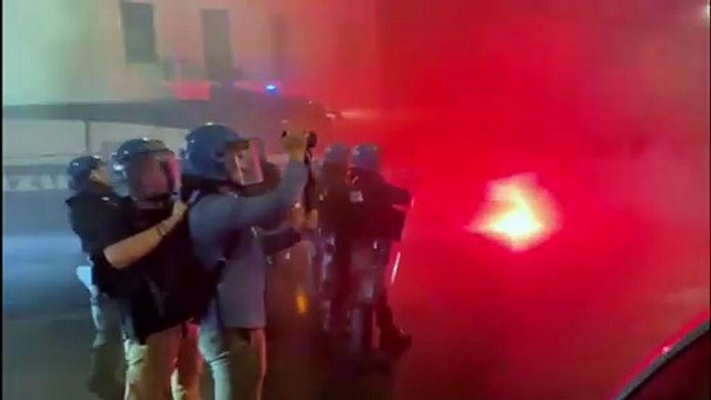 Alta tensione a Cagliari: lacrimogeni e idranti per bloccare gli antifascisti - VIDEO