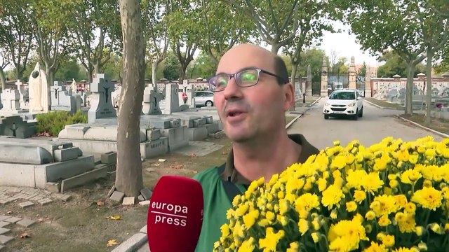 Recuerdos y emoción florecen en los cementerios españoles este Día de Todos los Santos