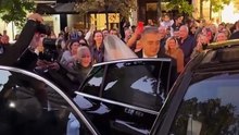 Η στιγμή που η Στέλλα Πάσσαρη φτάνει στην εκκλησία