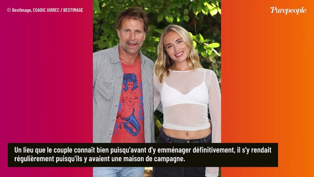 Thomas Jouannet a quitté Paris avec sa célèbre femme et leurs filles pour un village de 400 habitants où il tient une place particulière