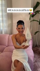 Η Στέλλα Πάσσαρη δείχνει τα ονόματα που έγραψε στο γοβάκι της