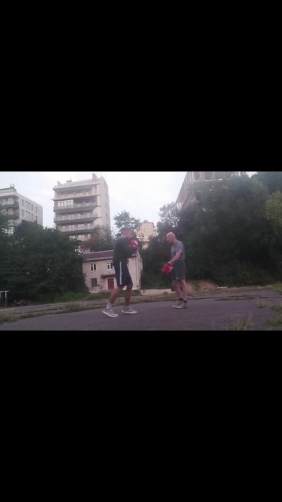 Двійка: лівий-правий в голову