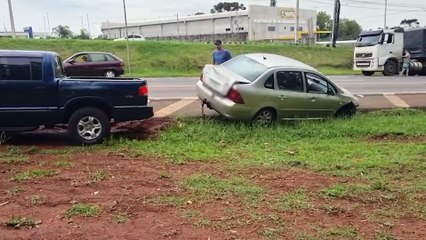 Peugeot 307 cai em valeta após problema mecânico na BR-277, em Cascavel