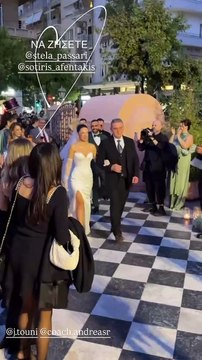 Ιωάννα Τούνη: Η νέα επίσημη εμφάνιση με τον σύντροφό της στον γάμο της φίλης της Στέλλας Πάσσαρη
