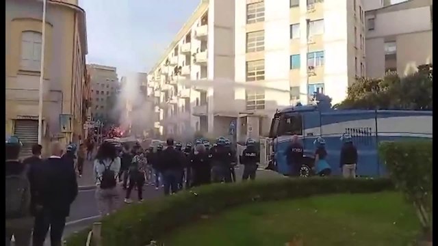 Scontri a Cagliari tra polizia e antifascisti al corteo di Blocco studentesco