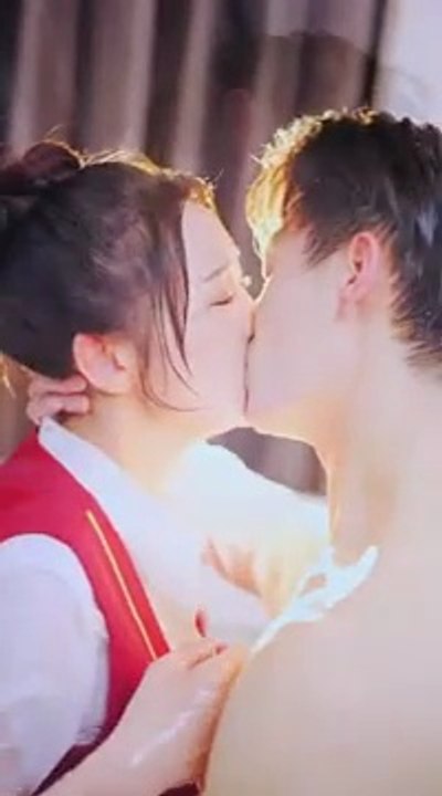 (4K) Waitress use her virginity to save drugged CEO,and he knelt down to propose to her in public!