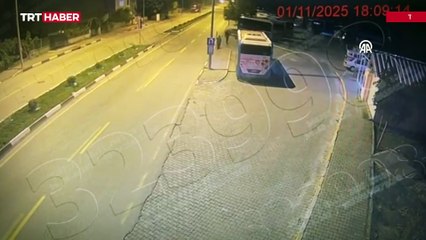 Freni patlayan kamyonun sürücüsü lastikleri kaldırıma sürtüp patlatarak durabildi