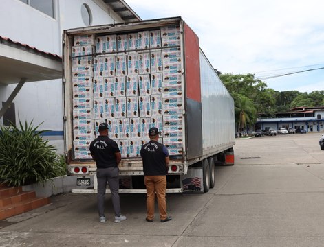 Decomisan camión con 1,500 pacas de cigarrillos valoradas en 1.5 millones de dólares