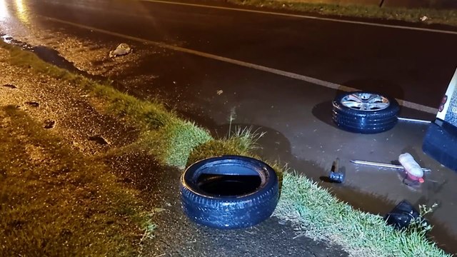Buraco na marginal da PRc-467 causa danos em mais de oito veículos durante a chuva em Cascavel