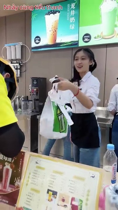 18. Tiểu Thanh Pha Trà Sữa Xong Còn Quẩy Tặng Shipper 🤭🔥