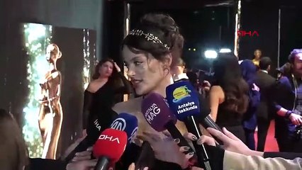 Altın Portakal'ın kırmızı halısında ünlü isimlerin şıklık yarışı