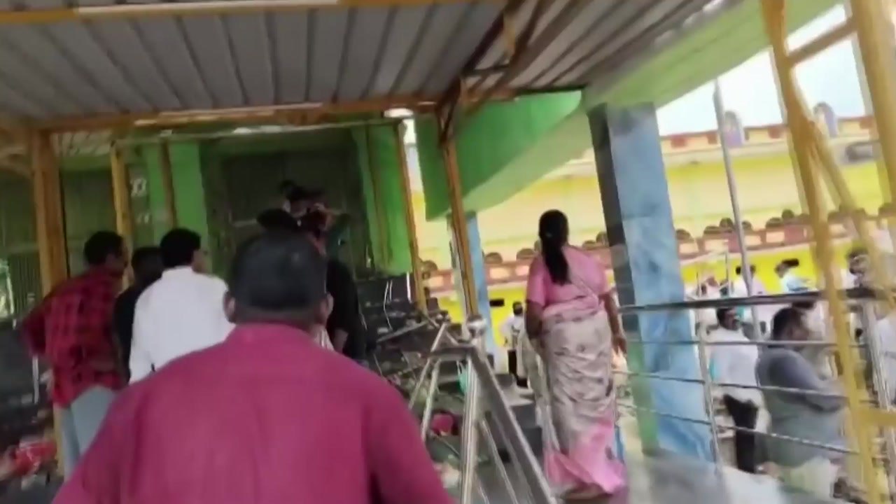 인도 힌두교 사원에 2만 명 몰려 압사 사고..."최소 9명 사망" / YTN