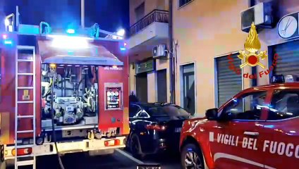 In fiamme il tetto di legno di una palazzina, danni ingenti