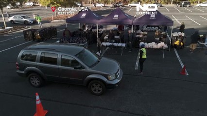 با افزایش نگرانی از قطع بودجه کمک‌های غذایی در آمریکا صدها خانواده برای دریافت مواد خوراکی صف کشیدند