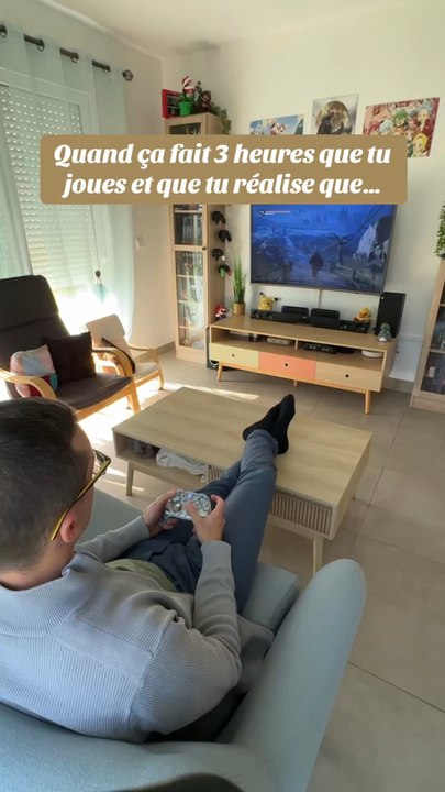 Bêtise en vue 🤯Tous les parents le savent : avec de jeunes enfants, le silence = bêtise. 😅Ma vie de papa gamer en trois étapes :Silence ? Connerie.Je les entends ? Connerie.Bagarre ? Connerie. 😂Heureusement, ils dorment parfois. 😆